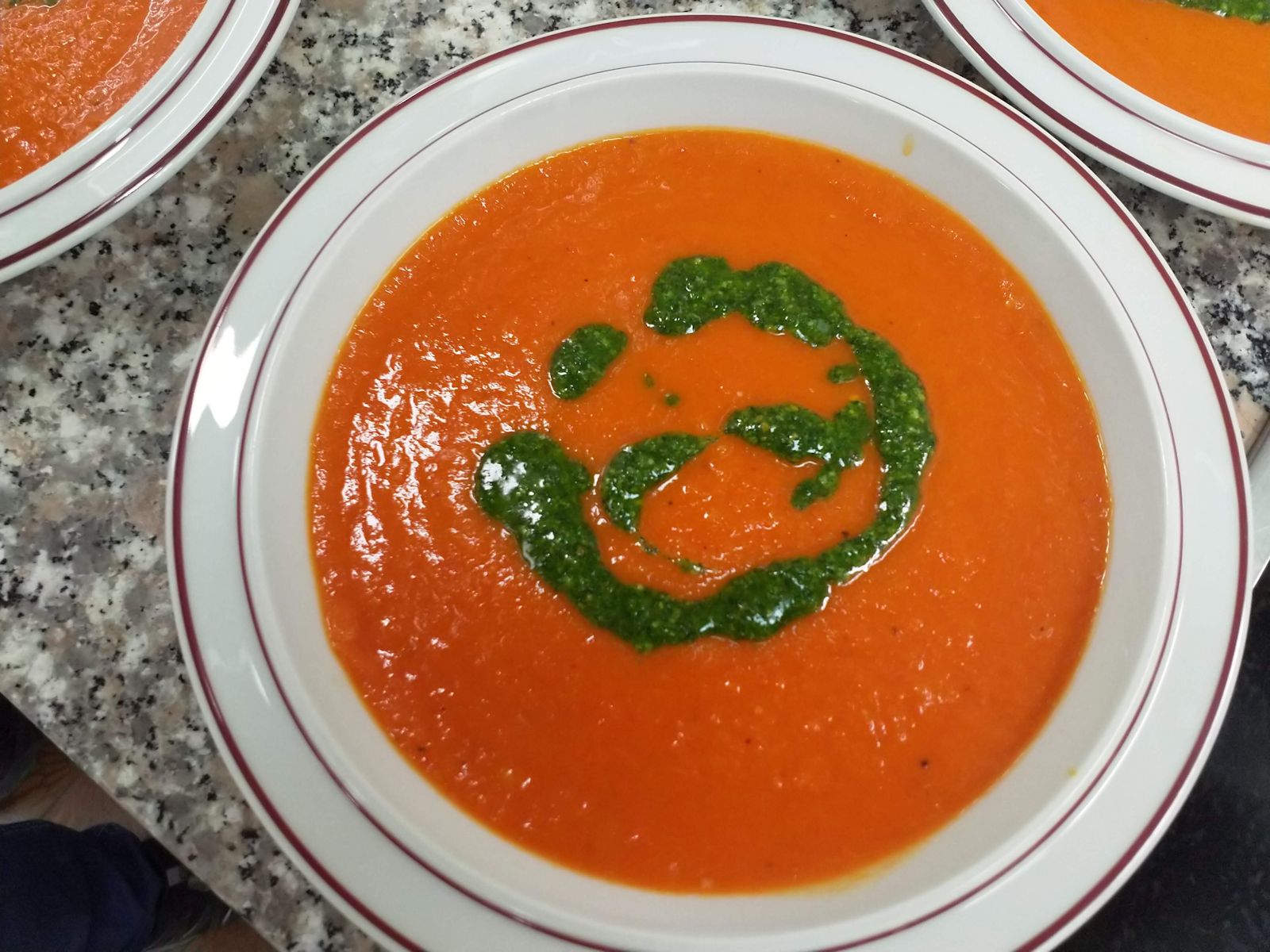 Peperoni-Suppe geröstet mit Pfefferminzöl